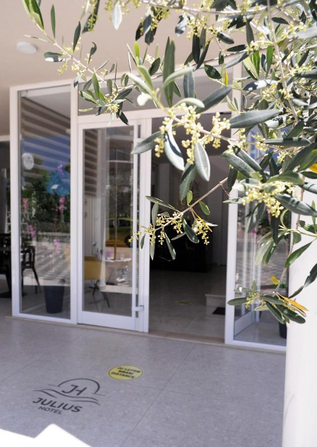 Julius Hotel Golem  Bagian luar foto